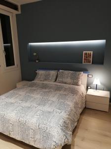 een slaapkamer met een groot bed met een blauw hoofdeinde bij La Loggetta in Florence