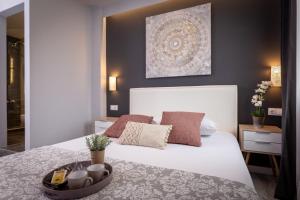 Postel nebo postele na pokoji v ubytování Ionian City + 20 fotografií