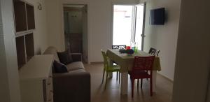 sala de estar con mesa de comedor y sillas en MarcoChiaraLastrea, en Porto Cesareo