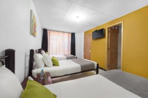 Postel nebo postele na pokoji v ubytování Hotel Casa Normandia + 33 fotografií