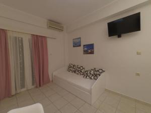 A television and/or entertainment centre at Studios Magda