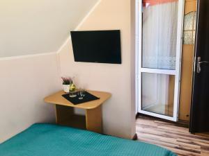 Televízia a/alebo spoločenská miestnosť v ubytovaní Karwia Pokoje & Apartamenty
