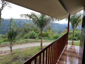 uma varanda de uma casa com vista para as montanhas em Cabañas Bambú em San Vito