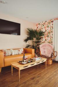 ein Wohnzimmer mit einem Sofa und einem Couchtisch in der Unterkunft The June Motel in Picton