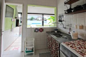 a kitchen with a sink and a window at CASA TEMPORADA TUCO E TUCA in Ubatuba