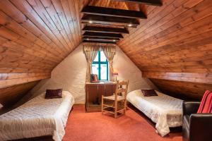 Кровать или кровати в номере Fado Cottage Kenmare