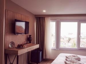 Habitación de hotel con cama y ventana en THE LAİLA HOTEL en Estambul