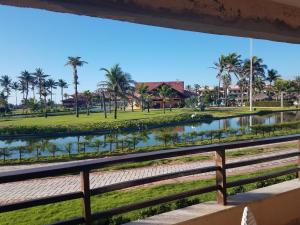 - une vue depuis le balcon d'un complexe avec des palmiers dans l'établissement Aquaville Térreo - Porto das Dunas - CEARÁ - AV80101, à Aquiraz