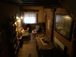 PrádenaにあるEl pajar de los sueñosのリビングルーム(テーブル、テレビ付)の景色を望めます。
