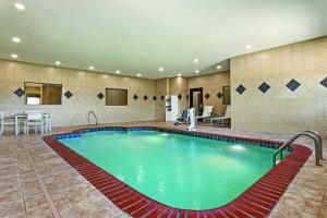 拜勒姆的住宿－Country Inn & Suites by Radisson, Byram/Jackson South, MS，在酒店房间的一个大型游泳池