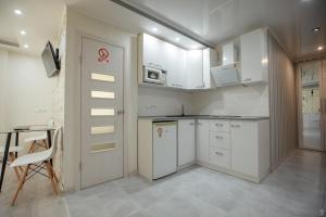 Virtuve vai virtuves zona naktsmītnē Apartments-studio on Gogolya