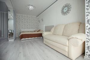 sala de estar con sofá y cama en Apartments-studio on Gogolya en Kropyvnytskyi
