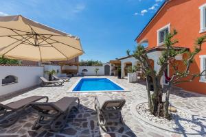 Bazén v ubytovaní Villa Deni by Rent Istria alebo v jeho blízkosti