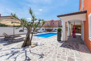 Basen w obiekcie Villa Deni by Rent Istria lub w pobliżu