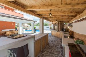 Basen w obiekcie Villa Deni by Rent Istria lub w pobliżu