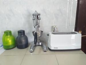 um balcão de cozinha com uma torradeira e um liquidificador em KARLS guesthouse em Cotonou