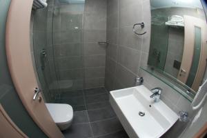 Koupelna v ubytování Hotel Ari 2 + 37 fotografií