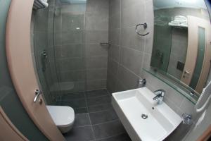 A bathroom at Hotel Ari 2