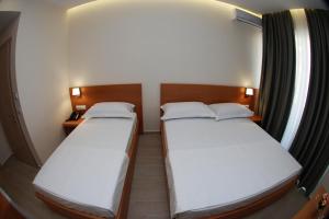 Postel nebo postele na pokoji v ubytování Hotel Ari 2