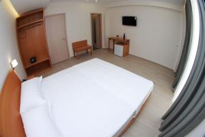 TV a/nebo společenská místnost v ubytování Hotel Ari 2