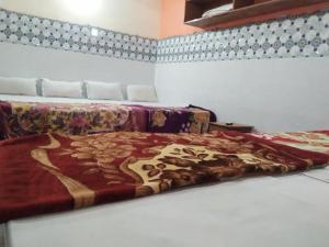 Postel nebo postele na pokoji v ubytování Kashi Annapurna Guest House