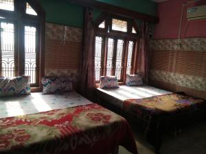 Postel nebo postele na pokoji v ubytování Kashi Annapurna Guest House