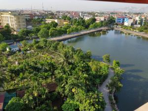 einen Luftblick auf einen Fluss mit Palmen in der Unterkunft Khách sạn Anh Đào in Phủ Lý