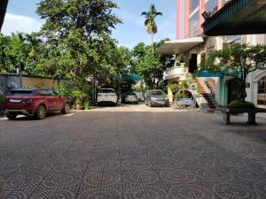 una calle con coches estacionados al lado de un edificio en Khách sạn Anh Đào, en Phủ Lý