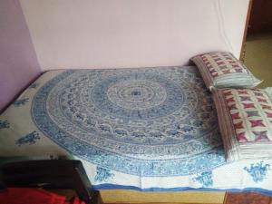 Postel nebo postele na pokoji v ubytování Kashi Annapurna Guest House
