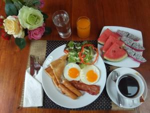 un plato de desayuno con huevos y tostadas en Anyamanee Resort en Cha Am