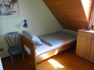 een bed en een stoel in een kamer bij 50097... in Carolinensiel