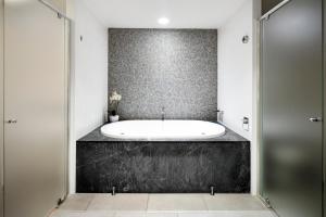 A bathroom at Temple 221 Spacious Modern 2 Bedroom Spa Apartment Beachfront Resort
