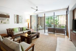 A seating area at Temple 221 Spacious Modern 2 Bedroom Spa Apartment Beachfront Resort