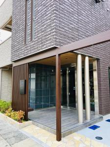 un edificio de oficinas con una gran puerta de cristal en FUKUOKA MOJIKO STAY, en Kitakyushu