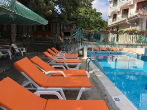 Bazén v ubytování Hotel Zora nebo v jeho okolí