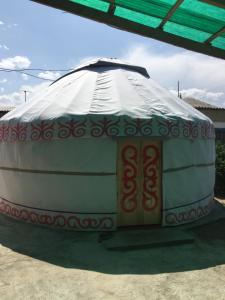 une grande tente en forme de dôme avec une porte au milieu dans l'établissement Center guesthouse, à Kochkorka