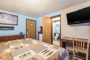 Un pat sau paturi într-o cameră la Rodeway Inn & Suites Big Water - Antelope Canyon