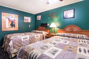 Un ou plusieurs lits dans un hébergement de l'établissement Rodeway Inn & Suites Big Water - Antelope Canyon