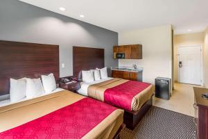 Tempat tidur dalam kamar di Econo Lodge Baton Rouge University Area