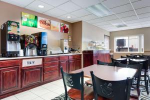 ein Fast-Food-Restaurant mit einem Tisch und Stühlen in der Unterkunft Quality Inn & Suites in McCook