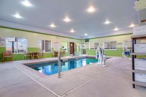 einen Pool in einem Zimmer mit grünen Wänden in der Unterkunft Quality Inn & Suites in McCook