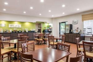 A restaurant or other place to eat at Sleep Inn & Suites Columbus