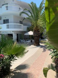 法里拉基的住宿－白宮一室公寓酒店，棕榈树和建筑的度假村