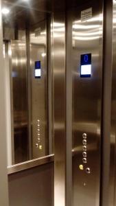un ascensor en un edificio con espejo en Cinghiale Bianco, en Cagliari 9 fotos más