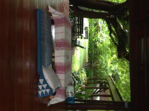 ściana z ręcznikiem wiszącym na boku budynku w obiekcie Bed & Breakfast Chiang Rai w mieście Ban Du