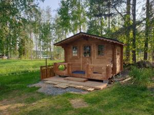 a small wooden cabin in the middle of a field at Järvitalo in Soini