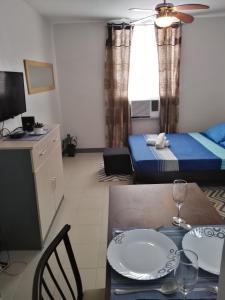 Rúm í herbergi á Mak'z Condo Place
