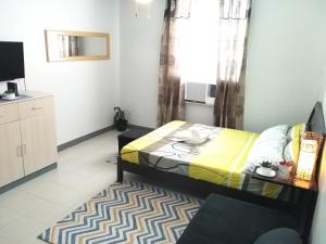 Rúm í herbergi á Mak'z Condo Place
