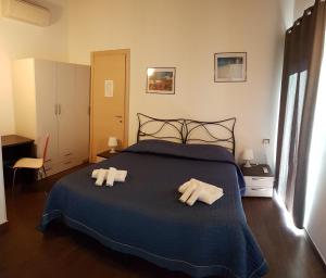 1 dormitorio con 1 cama con 2 toallas en B&B Capo Pero, en Rio Marina