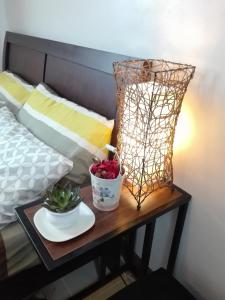 Rúm í herbergi á Mak'z Condo Place
